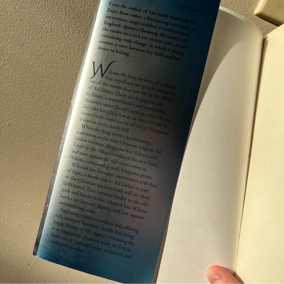 📚 4/25$ 📚
Against a darkening sky book - Picture 2 of 5